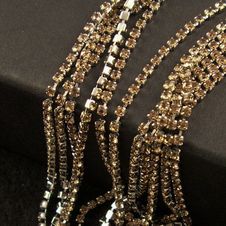 Taśma metalowa ciemna srebrna 2mm z cyrkoniami jasno złotymi (20cm)