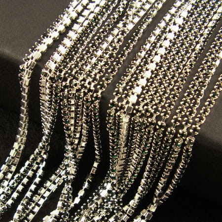 Taśma metalowa srebrna 2mm z cyrkoniami ciemno zielonymi (20cm)