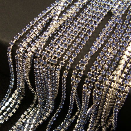 Taśma metalowa srebrna 2mm z cyrkoniami jasno szafirowe (20cm)
