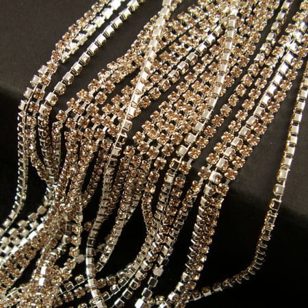 Taśma metalowa srebrna 2mm z cyrkoniami jasno brzoskwiniowymi (20cm)