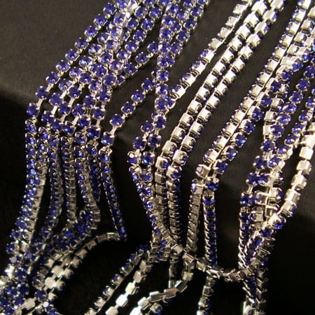 Taśma metalowa srebrna 2mm z cyrkoniami szafirowymi (20cm)