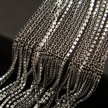 Taśma metalowa srebrna 2mm z cyrkoniami szarymi (20cm)