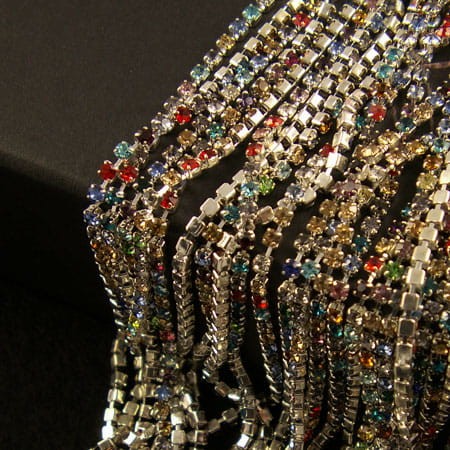 Taśma metalowa srebrna 2mm z cyrkoniami kolorowymi (20cm)