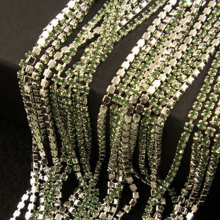 Taśma metalowa srebrna 2mm z cyrkoniami zielonymi (20cm)