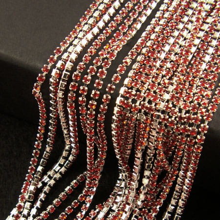 Taśma metalowa srebrna 2mm z cyrkoniami czerwonymi (20cm)