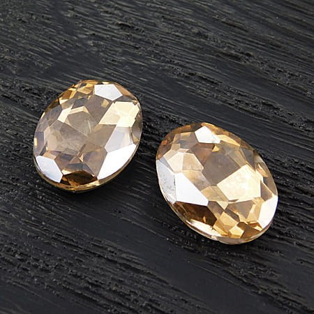 Kaboszon owal fasetowany ze szkła 25x18mm złoty (1szt.)