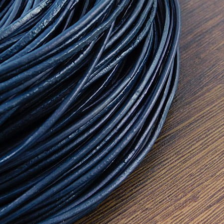 Rzemień okrągły ze skóry naturalnej 2mm ciemny morski (1metr)