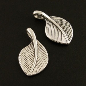 Ozdobna zawieszka metalowa liść 28mmx16mm (1szt)