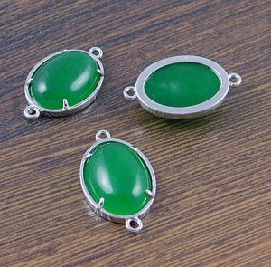 Łącznik jadeit zielony owal w mosieżnej oprawie 25.5x15.5mm (1szt.)