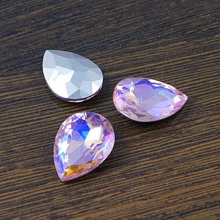 Kaboszon łza fasetowana ze szkła 18x13x5mm brzoskiwniowo-różowa (1szt.)
