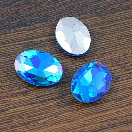 Kaboszon owal fasetowany ze szkła 18x13x5mm niebiesko-zielony (1szt)