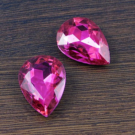 Kaboszon łza fasetowana ze szkła 25x18x7mm fuksja (1szt)