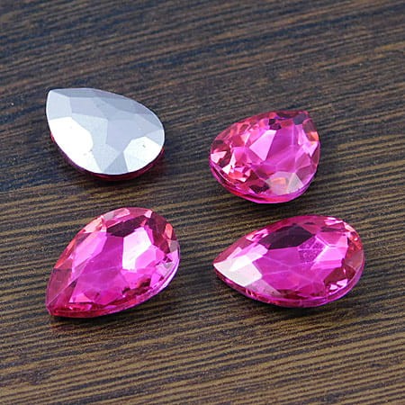 Kaboszon łza fasetowana ze szkła 18x13x5mm fuksja (1szt.)