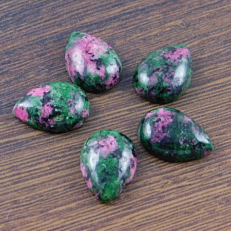 Kaboszon zoisyt z rubinem łza 18-19x13x5mm (1szt.)