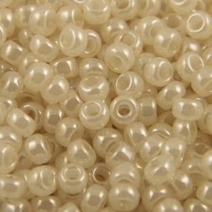 TOHO Round 8/0 Ceylon Lt Ivory (10g)