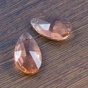 Zawieszka szklana łezka fasetowana 22x13mm brzoskwiniowa (1szt.)