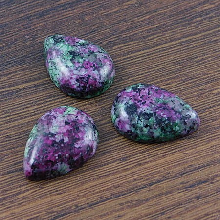 Kaboszon zoisyt z rubinem łza 25-26x13x5mm (1szt.)