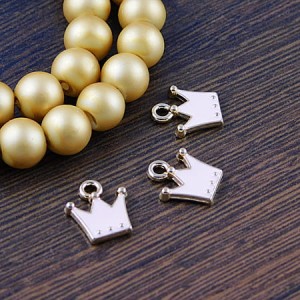 Zawieszka korona różowa z metalu i emalii 12x10mm (1szt.)
