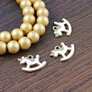 Zawieszka konik biały z metalu i emalii 16x13mm (1szt.)