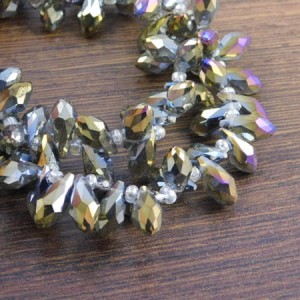 Krople fasetowane ze szkła 12x6mm szare ze złoto-fioletowym połyskiem (6szt)