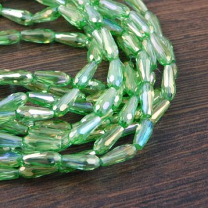Krople łezki fasetowane szklane 9.5x4mm jasne zielone AB (8szt.)