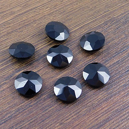 kaboszon-szklo-kolo-czarny-fasetowany-sutasz