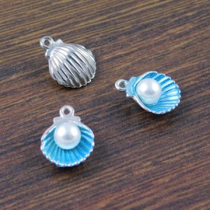 Zawieszka z metalu muszelka z perłą 15x12mm niebieska (1szt.)
