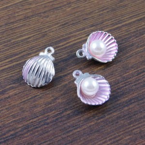 Zawieszka z metalu muszelka z perłą 15x12mm różowa (1szt.)