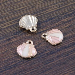 Zawieszka muszelka z metalu i emalii 12x11mm różowa z brokatem (1szt.)