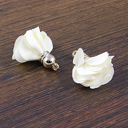 Zawieszka kwiatek jasno kremowy 28x25mm (1szt.)