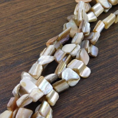 Masa perłowa prostokątna 12-10x6-4mm beżowa opalizująca (20szt)