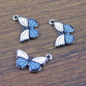Zawieszka motyl z metalu i emalii 20x13mm szara (1szt.)