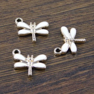 Zawieszka ważka z metalu i emalii 15x10mm biała (1szt.)