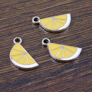 Zawieszka cytryna z metalu i emalii 17x8mm (1szt.)