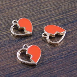 Zawieszka serce czerwone z metalu i emalii 14x14mm (1szt.)