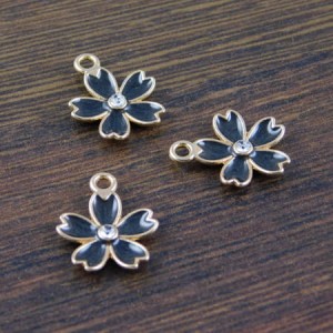 Zawieszka kwiatek czarny z metalu i emalii 17x14mm (1szt.)