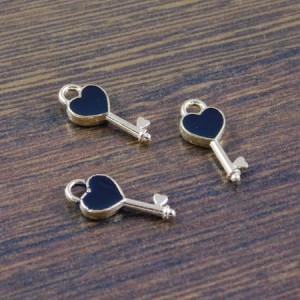 Zawieszka klucz czarny z metalu i emalii 16x7mm (1szt.)