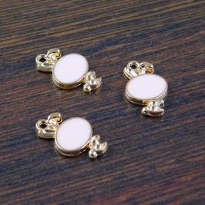 Zawieszka zajączek różowy z metalu i emalii 17x10mm (1szt)