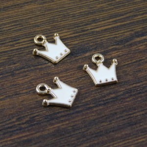 Zawieszka korona biała z metalu i emalii 12x10mm (1szt.)