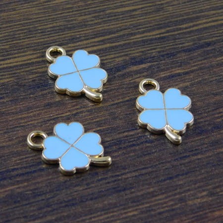 Zawieszka koniczynka niebieska z metalu i emalii 18x13mm (1szt.)