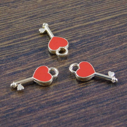 Zawieszka klucz czerwony z metalu i emalii 16x7mm (1szt)