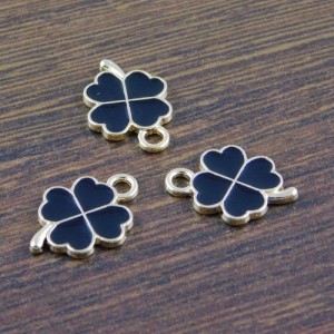 Zawieszka koniczynka czarna z metalu i emalii 18x13mm (1szt.)