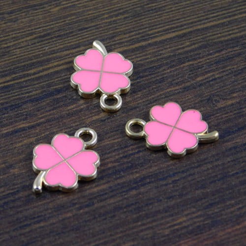 Zawieszka koniczynka amarantowa z metalu i emalii 18x13mm (1szt.)