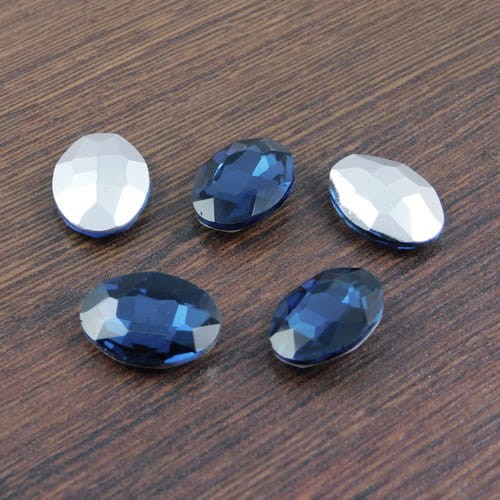 Kaboszon owal fasetowany ze szkła 18x13mm granatowy (1szt)