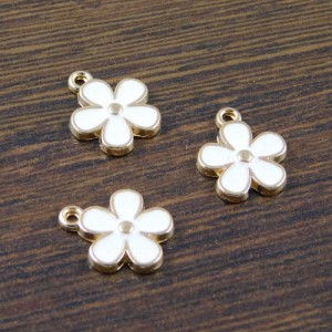 Zawieszka kwiatek biały z metalu i emalii 15x13mm (1szt.)