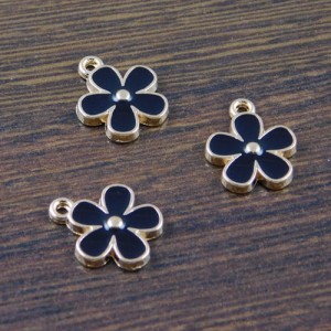 Zawieszka kwiatek czarny z metalu i emalii 15x13mm (1szt.)