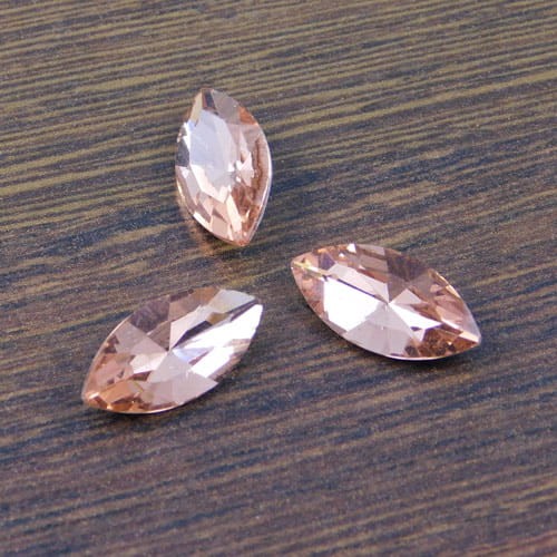 kaboszon-szklo-markiza-fasetowany-brudny-roz-sutasz