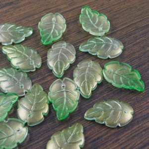 Listki ze szkła 23.5x15x3.5mm jasno zielone z złotym połyskiem (4szt.)