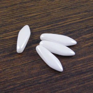 Koraliki Dagger ze szkła 16x5mm Chalk White Shimmer (6szt.)