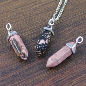 Zawieszka rodonit grot 40x10mm okucie ciemne srebrne (1szt.)